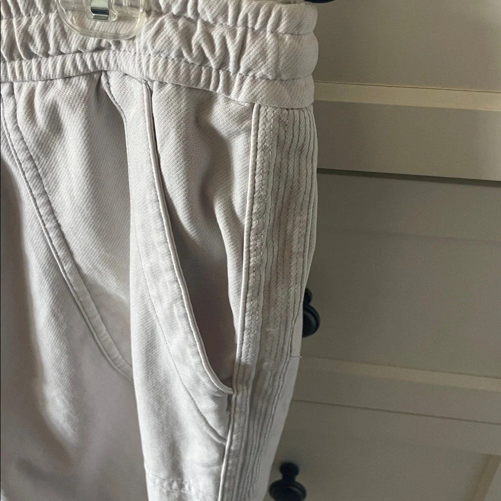 Athleta Men’s Birch Grey Farallon 9” Bermuda Shorts UPF50+ w/ Pockets - Size 12 - Picture 4 of 8